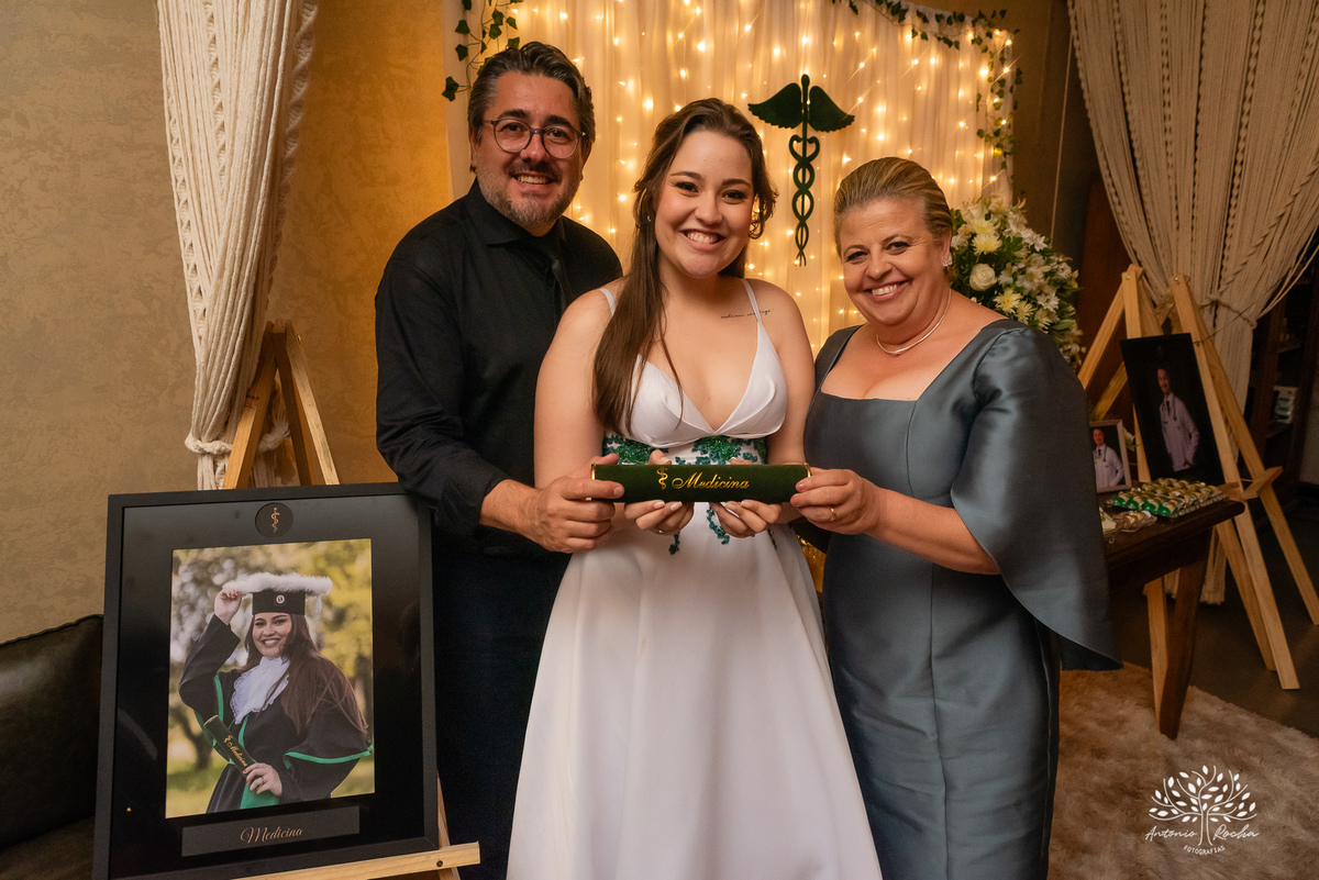 Formatura - Medicina - Maria Vitória - Ensaio de Meio Médico - Prova de Toga - Colação de Grau - Recepção de Formatura - Conquista - Emoção - Fotografia de Formatura - Memórias - Família - Celebração - Gratidão - Antonio Rocha Fotografias - Pelotas - Mavi
