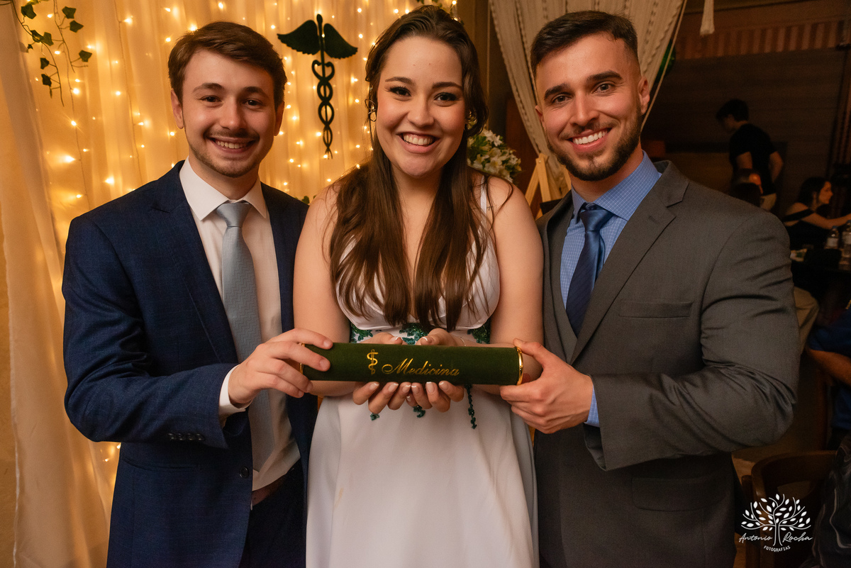 Formatura - Medicina - Maria Vitória - Ensaio de Meio Médico - Prova de Toga - Colação de Grau - Recepção de Formatura - Conquista - Emoção - Fotografia de Formatura - Memórias - Família - Celebração - Gratidão - Antonio Rocha Fotografias - Pelotas - Mavi
