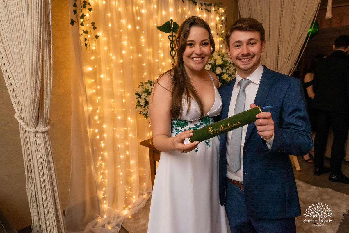 Formatura - Medicina - Maria Vitória - Ensaio de Meio Médico - Prova de Toga - Colação de Grau - Recepção de Formatura - Conquista - Emoção - Fotografia de Formatura - Memórias - Família - Celebração - Gratidão - Antonio Rocha Fotografias - Pelotas - Mavi