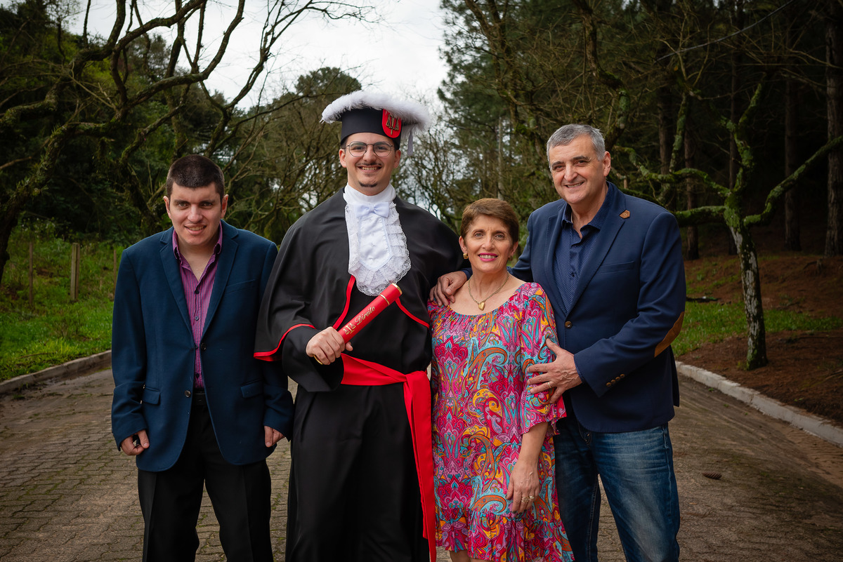 formatura - ensaio pré-formatura - Pedro - fotografia - recepção - celebração - sorrisos - emoção - diversão - cumplicidade - lembranças - toga - UCPEL - confiança - conquista - registro - Antonio Rocha Fotografias - Pelotas - Las Acácias