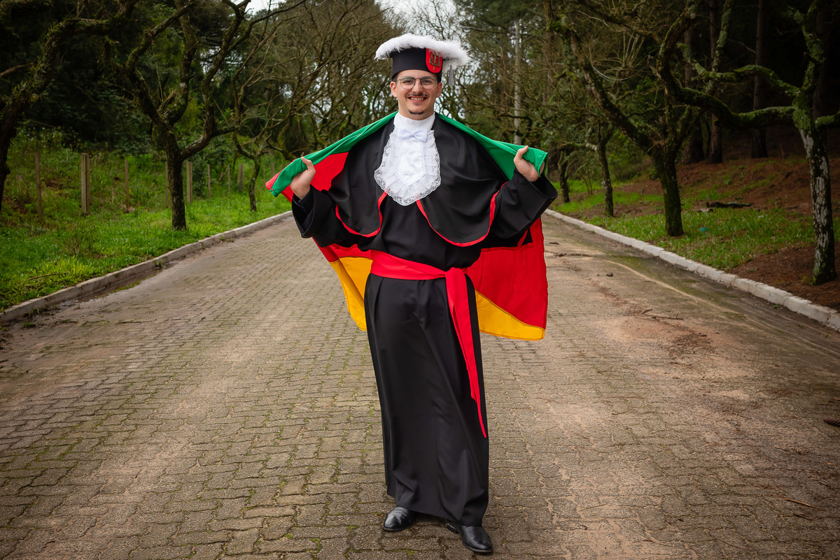 formatura - ensaio pré-formatura - Pedro - fotografia - recepção - celebração - sorrisos - emoção - diversão - cumplicidade - lembranças - toga - UCPEL - confiança - conquista - registro - Antonio Rocha Fotografias - Pelotas - Las Acácias