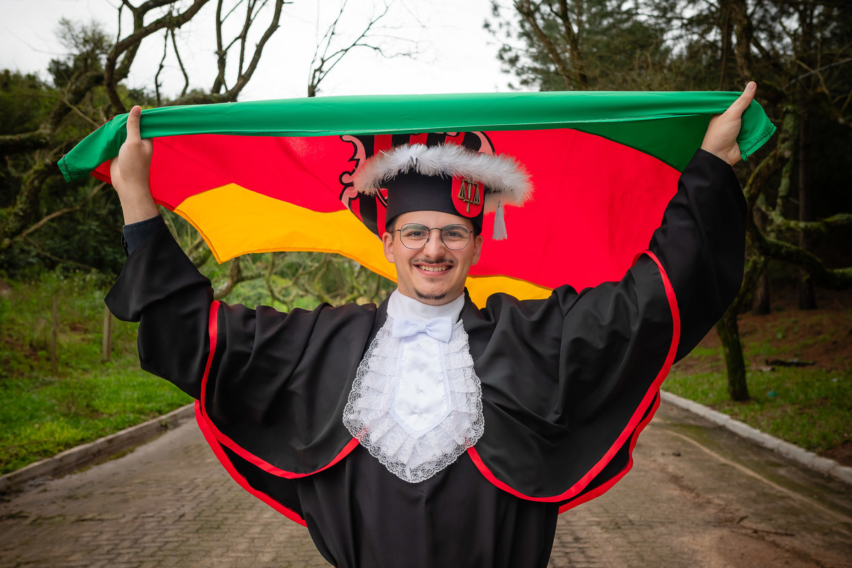 formatura - ensaio pré-formatura - Pedro - fotografia - recepção - celebração - sorrisos - emoção - diversão - cumplicidade - lembranças - toga - UCPEL - confiança - conquista - registro - Antonio Rocha Fotografias - Pelotas - Las Acácias