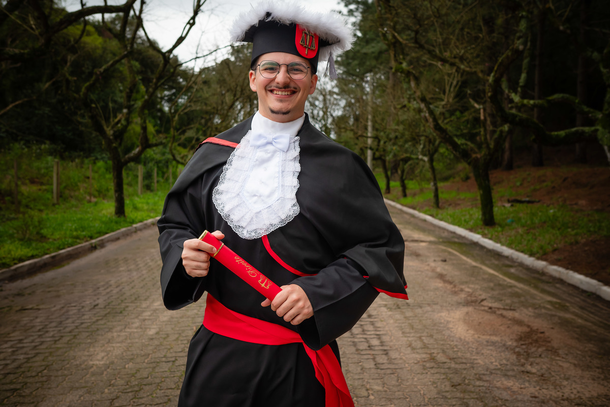 formatura - ensaio pré-formatura - Pedro - fotografia - recepção - celebração - sorrisos - emoção - diversão - cumplicidade - lembranças - toga - UCPEL - confiança - conquista - registro - Antonio Rocha Fotografias - Pelotas - Las Acácias