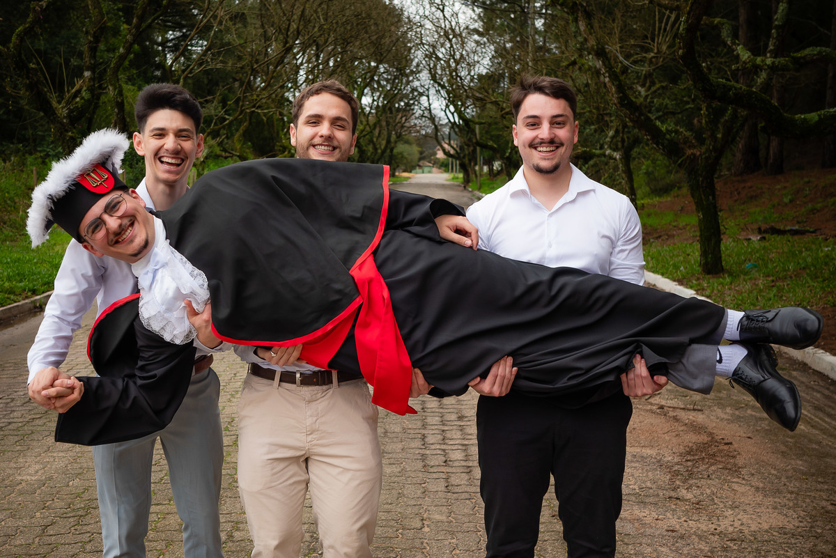 formatura - ensaio pré-formatura - Pedro - fotografia - recepção - celebração - sorrisos - emoção - diversão - cumplicidade - lembranças - toga - UCPEL - confiança - conquista - registro - Antonio Rocha Fotografias - Pelotas - Las Acácias