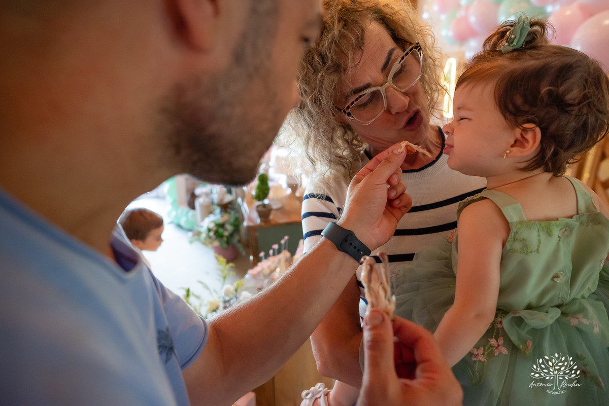 Laura - primeiro aninho - bebê arco-íris - aniversário infantil - festa em casa - Quinta Dom Manuel - família - alegria - emoção - churrasco - amigos - diversão - piscina - animação infantil - fotografia de aniversário - Antonio Rocha Fotografias -Pelotas