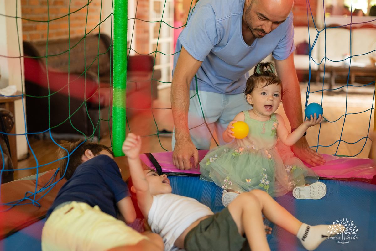 Laura - primeiro aninho - bebê arco-íris - aniversário infantil - festa em casa - Quinta Dom Manuel - família - alegria - emoção - churrasco - amigos - diversão - piscina - animação infantil - fotografia de aniversário - Antonio Rocha Fotografias -Pelotas