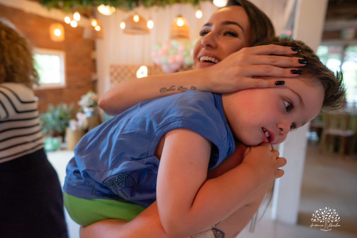 Laura - primeiro aninho - bebê arco-íris - aniversário infantil - festa em casa - Quinta Dom Manuel - família - alegria - emoção - churrasco - amigos - diversão - piscina - animação infantil - fotografia de aniversário - Antonio Rocha Fotografias -Pelotas