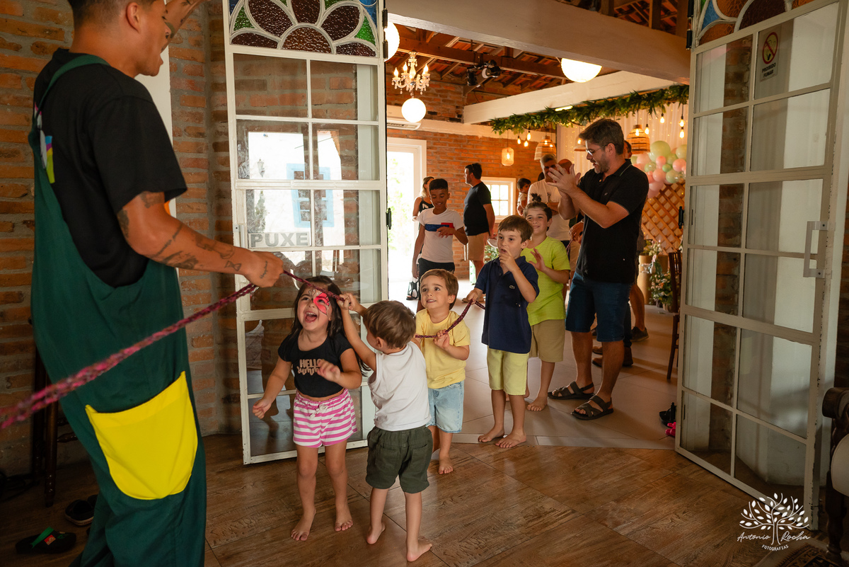 Laura - primeiro aninho - bebê arco-íris - aniversário infantil - festa em casa - Quinta Dom Manuel - família - alegria - emoção - churrasco - amigos - diversão - piscina - animação infantil - fotografia de aniversário - Antonio Rocha Fotografias -Pelotas