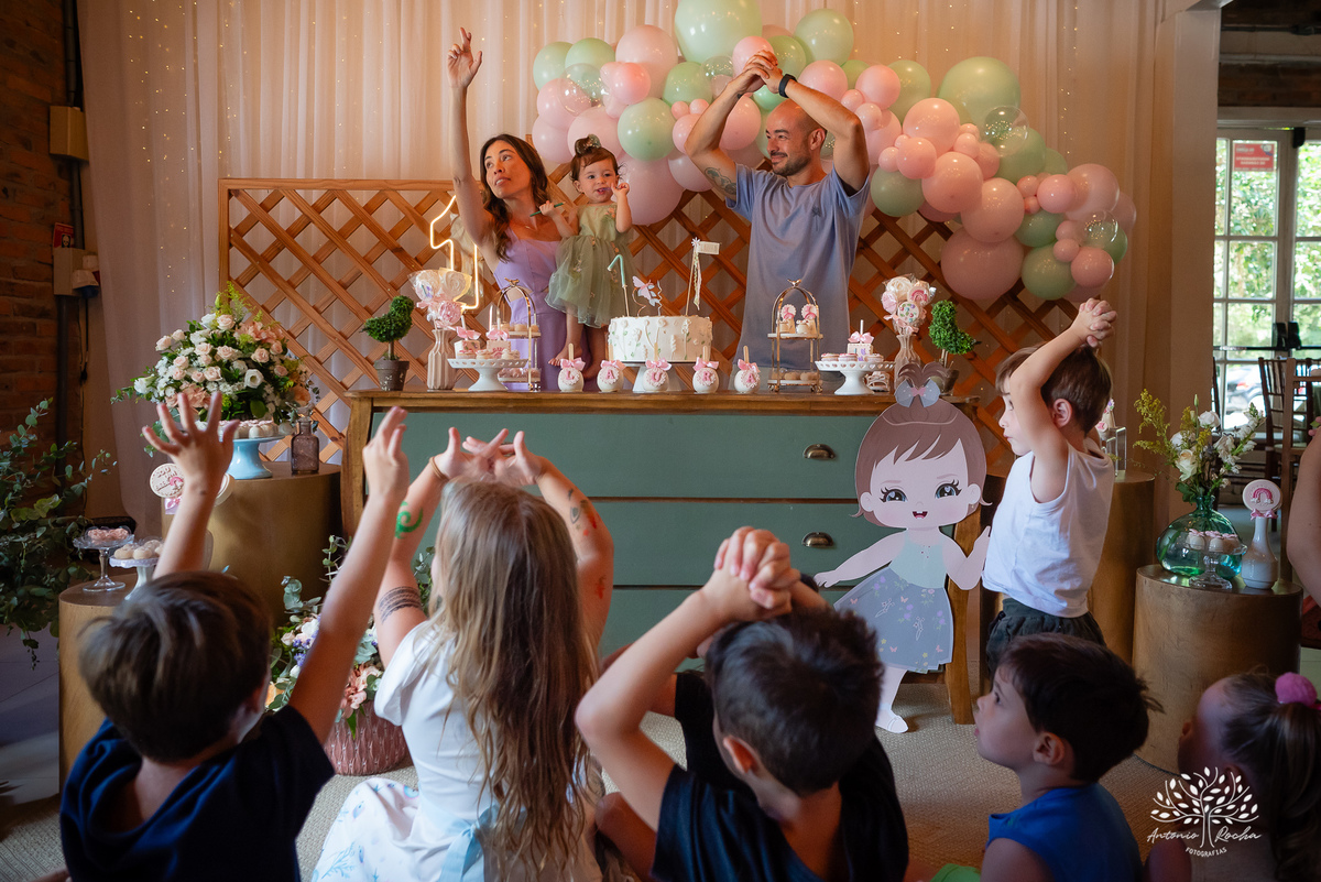 Laura - primeiro aninho - bebê arco-íris - aniversário infantil - festa em casa - Quinta Dom Manuel - família - alegria - emoção - churrasco - amigos - diversão - piscina - animação infantil - fotografia de aniversário - Antonio Rocha Fotografias -Pelotas