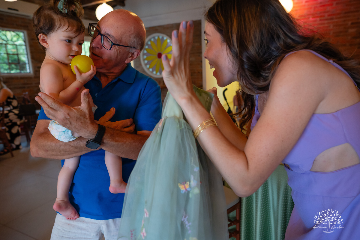 Laura - primeiro aninho - bebê arco-íris - aniversário infantil - festa em casa - Quinta Dom Manuel - família - alegria - emoção - churrasco - amigos - diversão - piscina - animação infantil - fotografia de aniversário - Antonio Rocha Fotografias -Pelotas