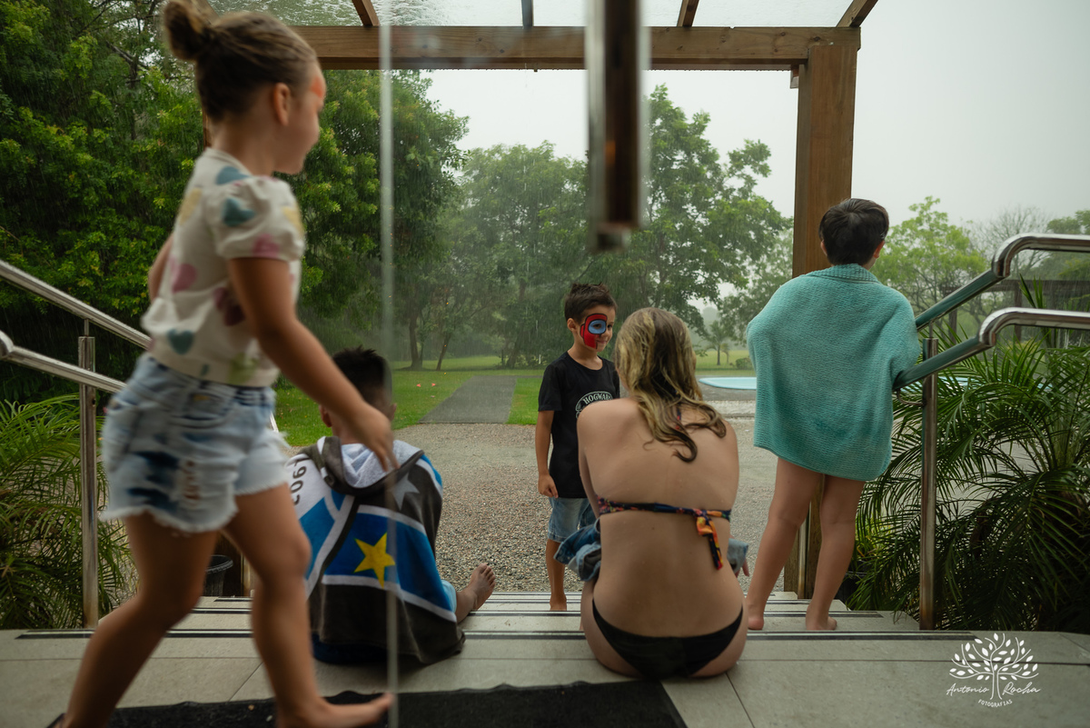 Laura - primeiro aninho - bebê arco-íris - aniversário infantil - festa em casa - Quinta Dom Manuel - família - alegria - emoção - churrasco - amigos - diversão - piscina - animação infantil - fotografia de aniversário - Antonio Rocha Fotografias -Pelotas