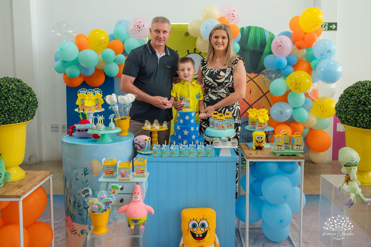 4 anos - aniversário infantil - festa temática - Bob Esponja - álbum de memórias - diversão - amiguinhos - personagens - parabéns - família - fotografia infantil - registros inesquecíveis - lembranças - confiança - Antonio Rocha Fotografias - Pelotas