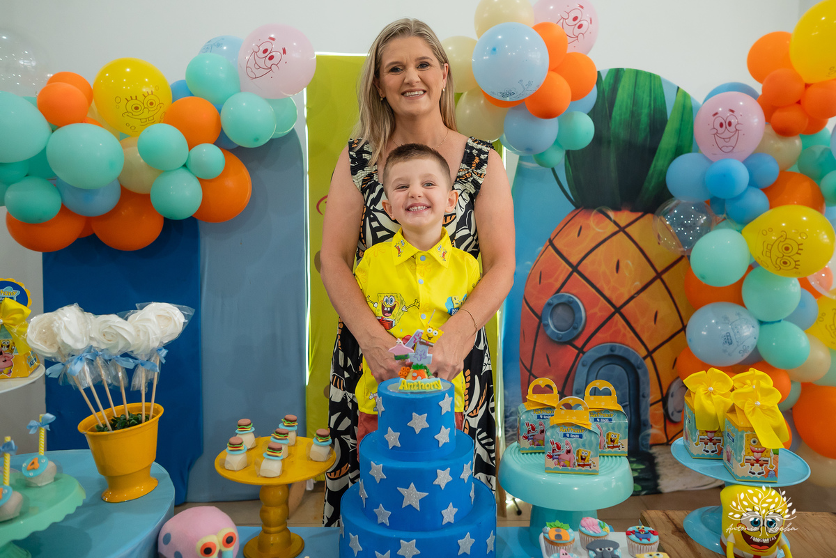 4 anos - aniversário infantil - festa temática - Bob Esponja - álbum de memórias - diversão - amiguinhos - personagens - parabéns - família - fotografia infantil - registros inesquecíveis - lembranças - confiança - Antonio Rocha Fotografias - Pelotas
