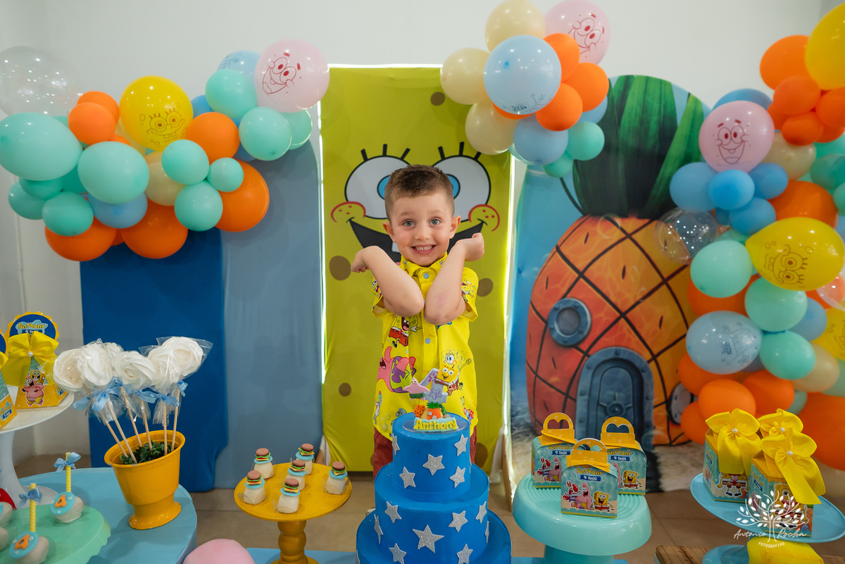 4 anos - aniversário infantil - festa temática - Bob Esponja - álbum de memórias - diversão - amiguinhos - personagens - parabéns - família - fotografia infantil - registros inesquecíveis - lembranças - confiança - Antonio Rocha Fotografias - Pelotas