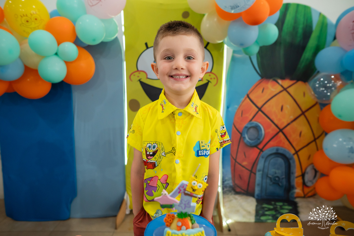 4 anos - aniversário infantil - festa temática - Bob Esponja - álbum de memórias - diversão - amiguinhos - personagens - parabéns - família - fotografia infantil - registros inesquecíveis - lembranças - confiança - Antonio Rocha Fotografias - Pelotas
