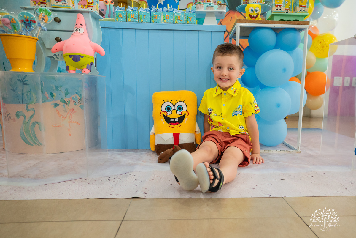 4 anos - aniversário infantil - festa temática - Bob Esponja - álbum de memórias - diversão - amiguinhos - personagens - parabéns - família - fotografia infantil - registros inesquecíveis - lembranças - confiança - Antonio Rocha Fotografias - Pelotas