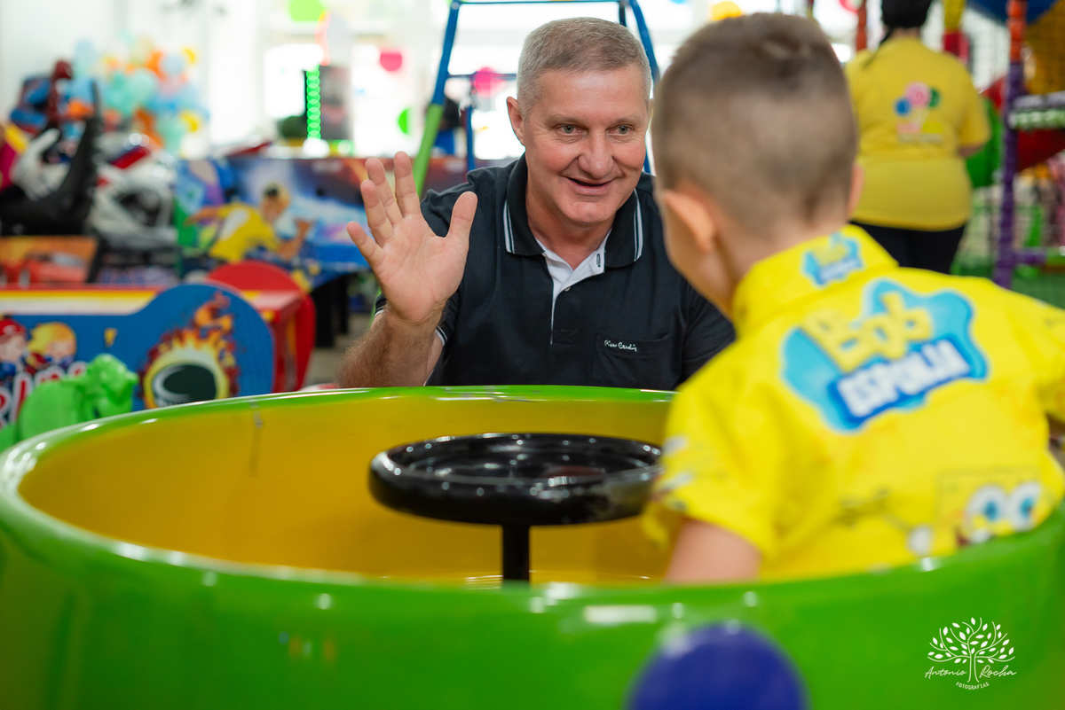 4 anos - aniversário infantil - festa temática - Bob Esponja - álbum de memórias - diversão - amiguinhos - personagens - parabéns - família - fotografia infantil - registros inesquecíveis - lembranças - confiança - Antonio Rocha Fotografias - Pelotas