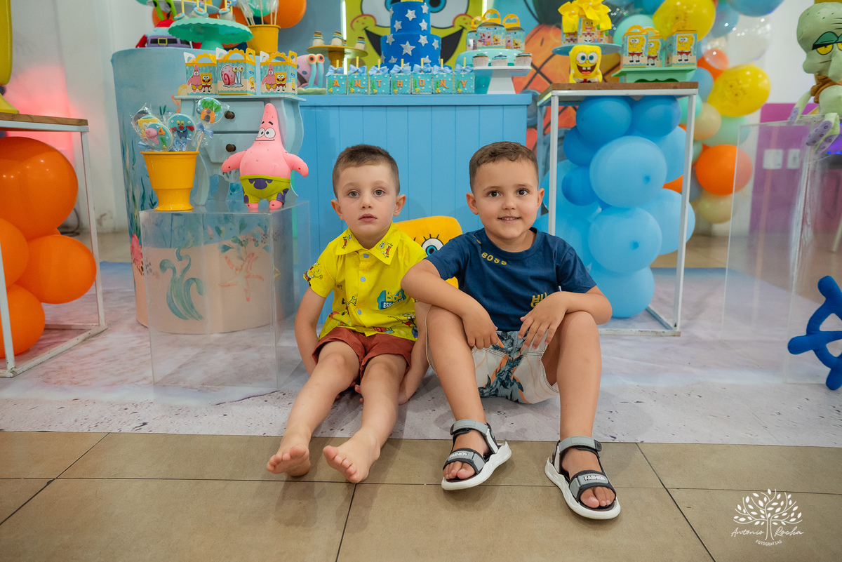 4 anos - aniversário infantil - festa temática - Bob Esponja - álbum de memórias - diversão - amiguinhos - personagens - parabéns - família - fotografia infantil - registros inesquecíveis - lembranças - confiança - Antonio Rocha Fotografias - Pelotas