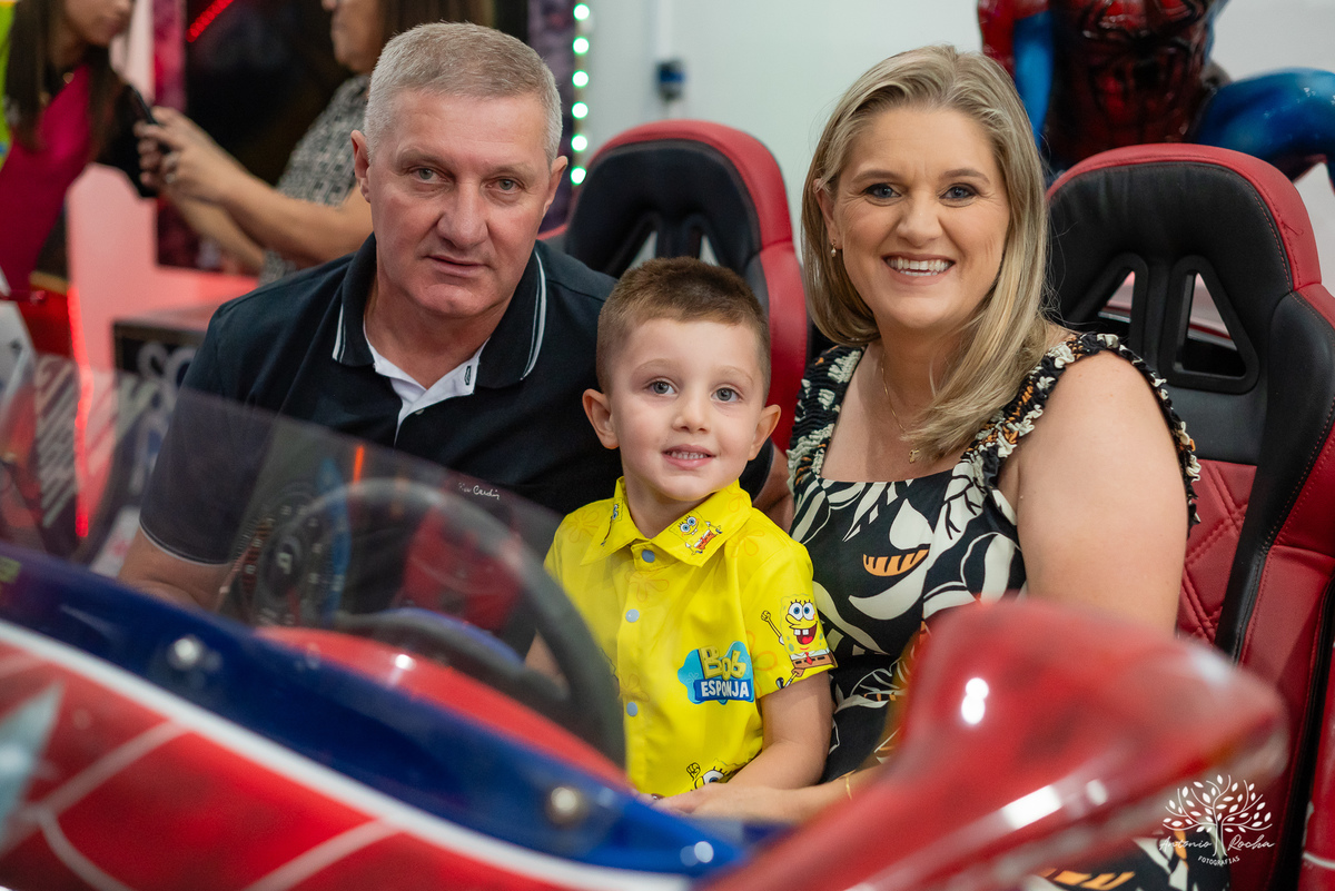 4 anos - aniversário infantil - festa temática - Bob Esponja - álbum de memórias - diversão - amiguinhos - personagens - parabéns - família - fotografia infantil - registros inesquecíveis - lembranças - confiança - Antonio Rocha Fotografias - Pelotas