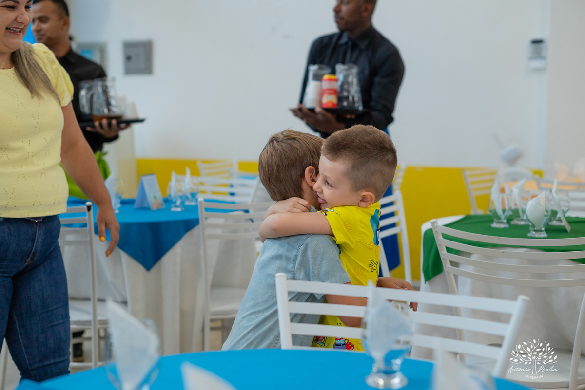 4 anos - aniversário infantil - festa temática - Bob Esponja - álbum de memórias - diversão - amiguinhos - personagens - parabéns - família - fotografia infantil - registros inesquecíveis - lembranças - confiança - Antonio Rocha Fotografias - Pelotas