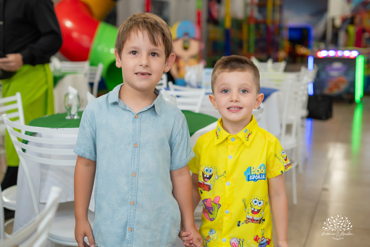 4 anos - aniversário infantil - festa temática - Bob Esponja - álbum de memórias - diversão - amiguinhos - personagens - parabéns - família - fotografia infantil - registros inesquecíveis - lembranças - confiança - Antonio Rocha Fotografias - Pelotas