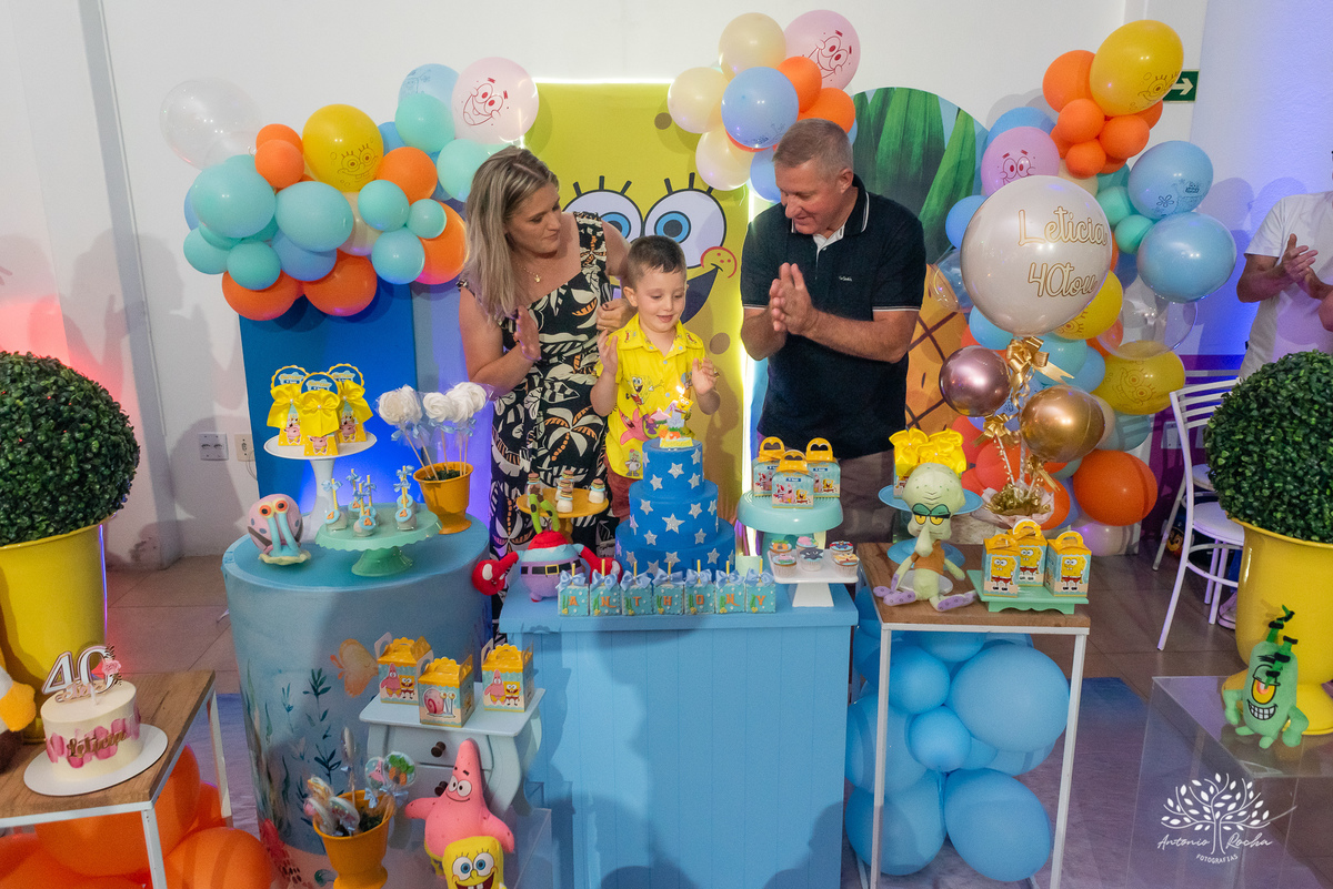 4 anos - aniversário infantil - festa temática - Bob Esponja - álbum de memórias - diversão - amiguinhos - personagens - parabéns - família - fotografia infantil - registros inesquecíveis - lembranças - confiança - Antonio Rocha Fotografias - Pelotas