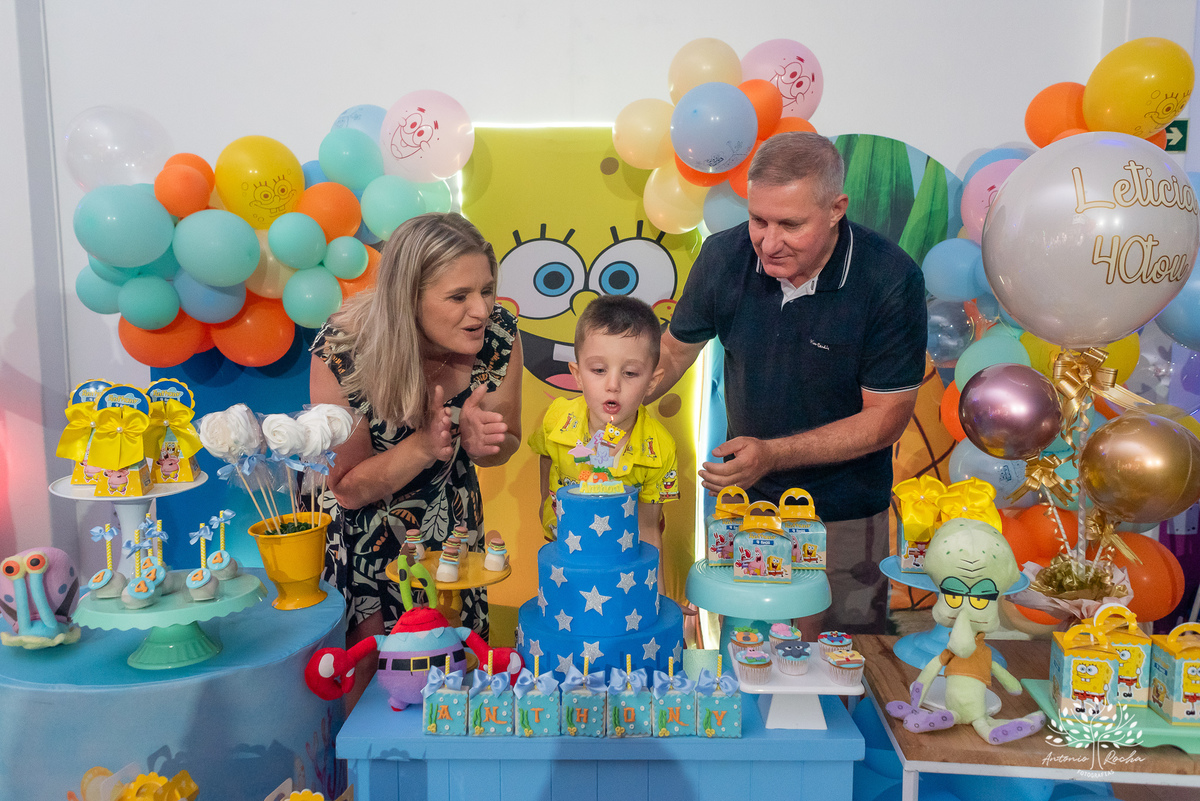 4 anos - aniversário infantil - festa temática - Bob Esponja - álbum de memórias - diversão - amiguinhos - personagens - parabéns - família - fotografia infantil - registros inesquecíveis - lembranças - confiança - Antonio Rocha Fotografias - Pelotas