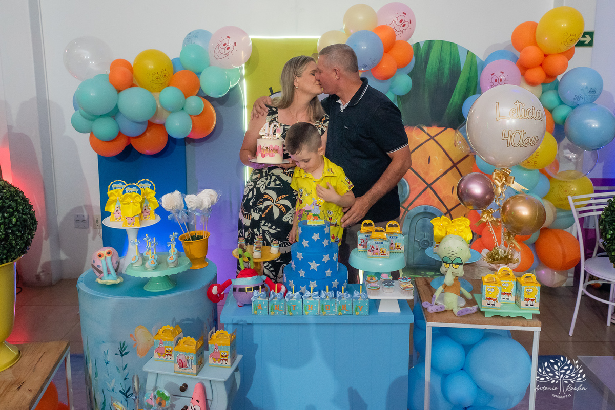 4 anos - aniversário infantil - festa temática - Bob Esponja - álbum de memórias - diversão - amiguinhos - personagens - parabéns - família - fotografia infantil - registros inesquecíveis - lembranças - confiança - Antonio Rocha Fotografias - Pelotas