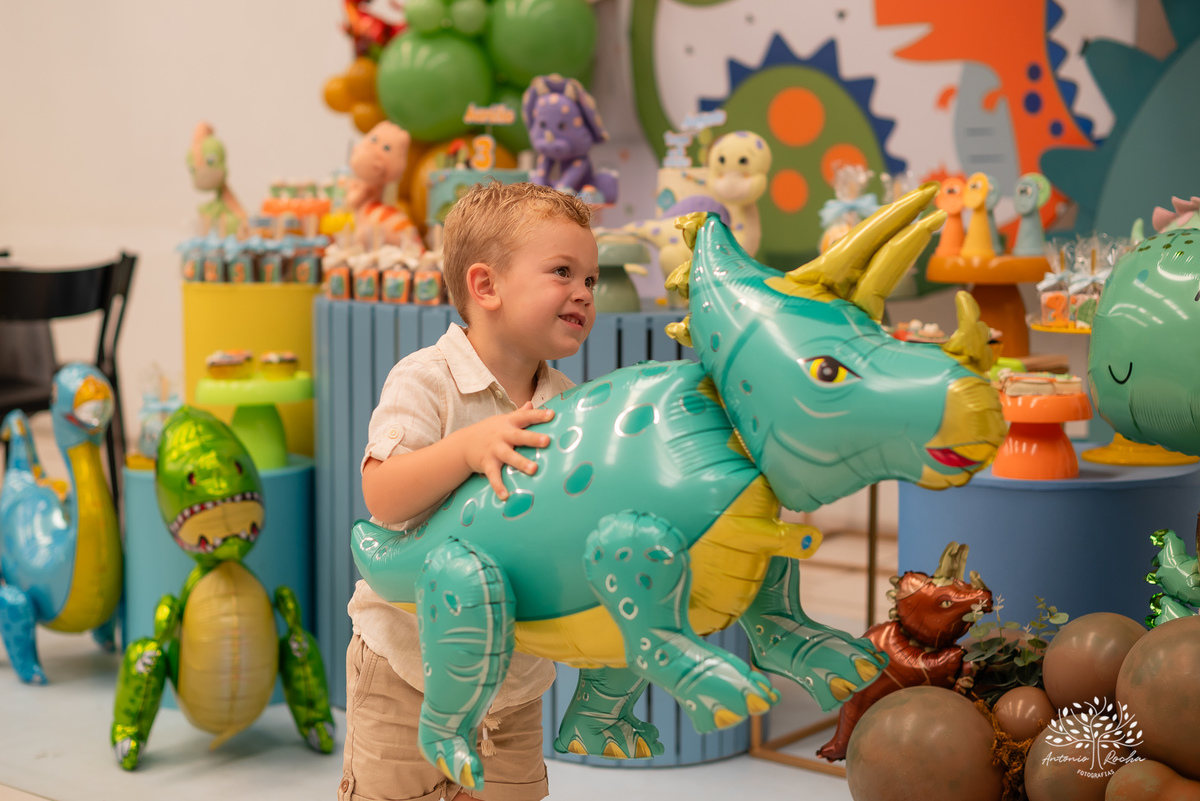 festa infantil - aniversário - fotografia de família - dinossauros - diversão - irmãos - celebração - alegria - Prof. Tiago - música ao vivo - decoração temática - fotografia profissional - lembranças inesquecíveis - Antonio Rocha fotografias - Pelotas