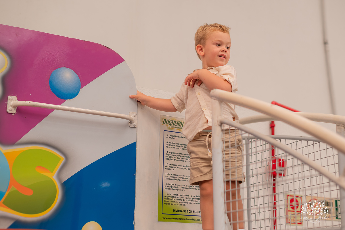 festa infantil - aniversário - fotografia de família - dinossauros - diversão - irmãos - celebração - alegria - Prof. Tiago - música ao vivo - decoração temática - fotografia profissional - lembranças inesquecíveis - Antonio Rocha fotografias - Pelotas