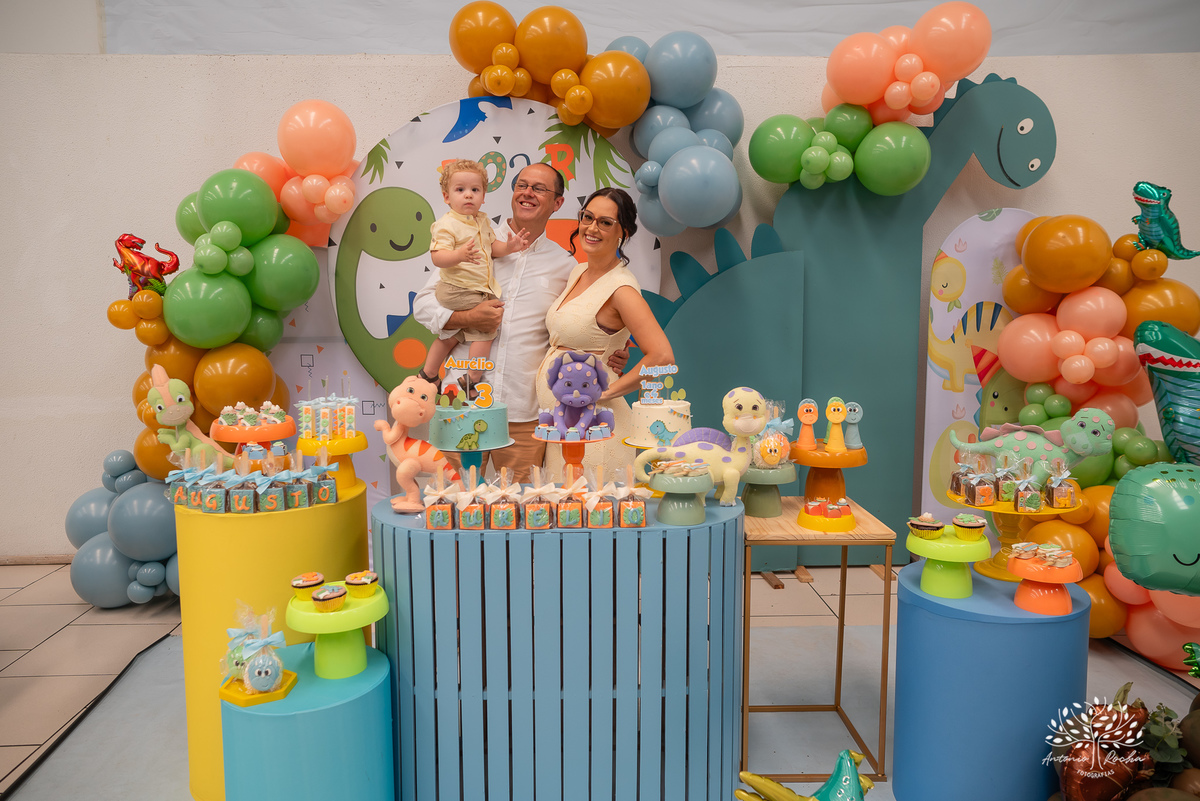 festa infantil - aniversário - fotografia de família - dinossauros - diversão - irmãos - celebração - alegria - Prof. Tiago - música ao vivo - decoração temática - fotografia profissional - lembranças inesquecíveis - Antonio Rocha fotografias - Pelotas