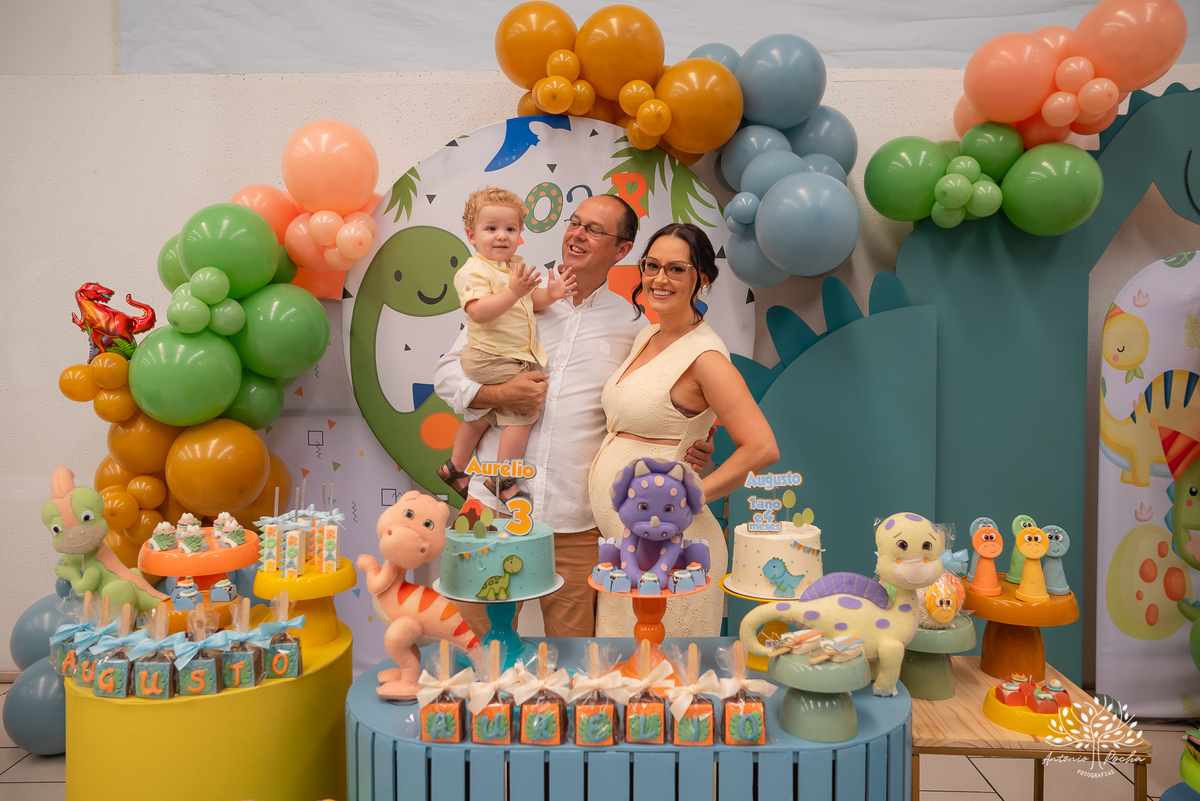 festa infantil - aniversário - fotografia de família - dinossauros - diversão - irmãos - celebração - alegria - Prof. Tiago - música ao vivo - decoração temática - fotografia profissional - lembranças inesquecíveis - Antonio Rocha fotografias - Pelotas