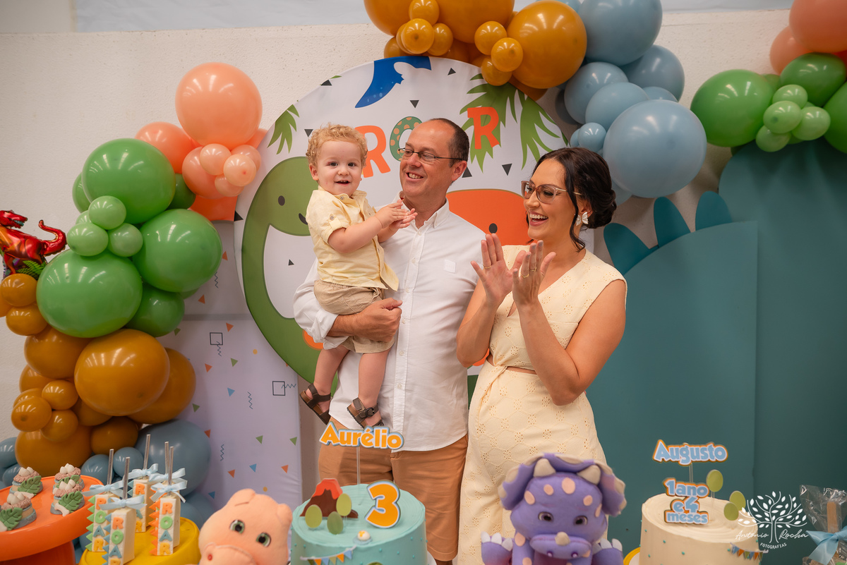 festa infantil - aniversário - fotografia de família - dinossauros - diversão - irmãos - celebração - alegria - Prof. Tiago - música ao vivo - decoração temática - fotografia profissional - lembranças inesquecíveis - Antonio Rocha fotografias - Pelotas
