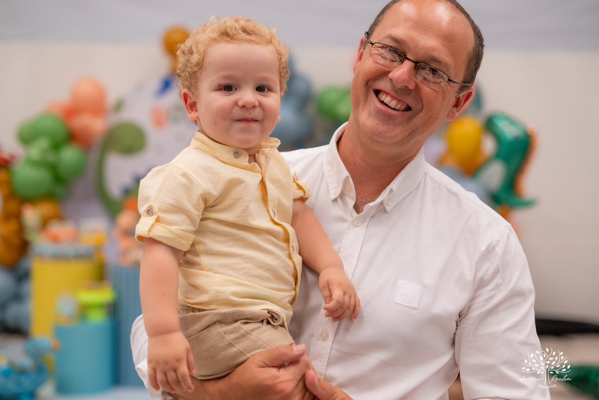 festa infantil - aniversário - fotografia de família - dinossauros - diversão - irmãos - celebração - alegria - Prof. Tiago - música ao vivo - decoração temática - fotografia profissional - lembranças inesquecíveis - Antonio Rocha fotografias - Pelotas