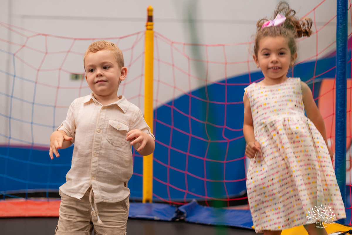 festa infantil - aniversário - fotografia de família - dinossauros - diversão - irmãos - celebração - alegria - Prof. Tiago - música ao vivo - decoração temática - fotografia profissional - lembranças inesquecíveis - Antonio Rocha fotografias - Pelotas