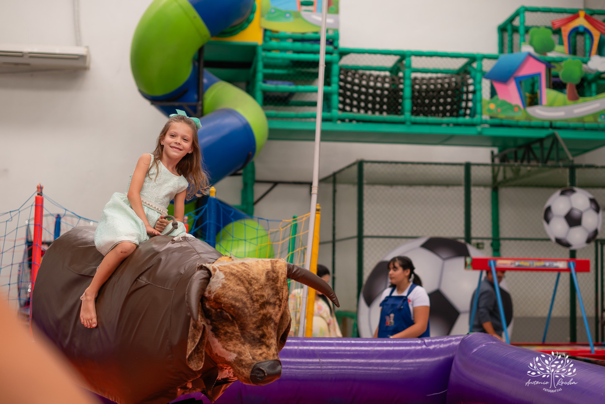 festa infantil - aniversário - fotografia de família - dinossauros - diversão - irmãos - celebração - alegria - Prof. Tiago - música ao vivo - decoração temática - fotografia profissional - lembranças inesquecíveis - Antonio Rocha fotografias - Pelotas