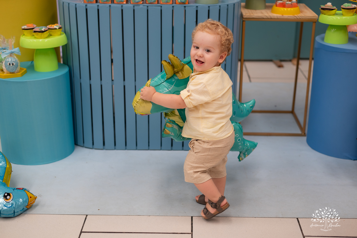 festa infantil - aniversário - fotografia de família - dinossauros - diversão - irmãos - celebração - alegria - Prof. Tiago - música ao vivo - decoração temática - fotografia profissional - lembranças inesquecíveis - Antonio Rocha fotografias - Pelotas