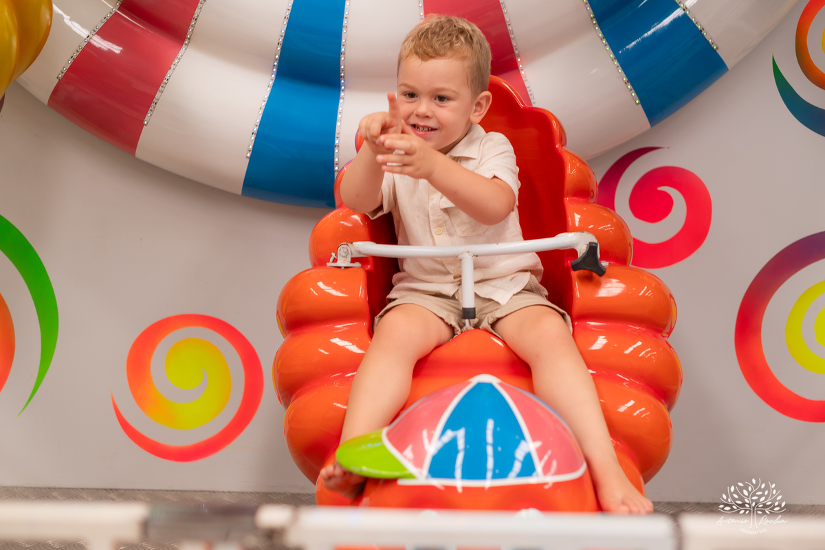 festa infantil - aniversário - fotografia de família - dinossauros - diversão - irmãos - celebração - alegria - Prof. Tiago - música ao vivo - decoração temática - fotografia profissional - lembranças inesquecíveis - Antonio Rocha fotografias - Pelotas