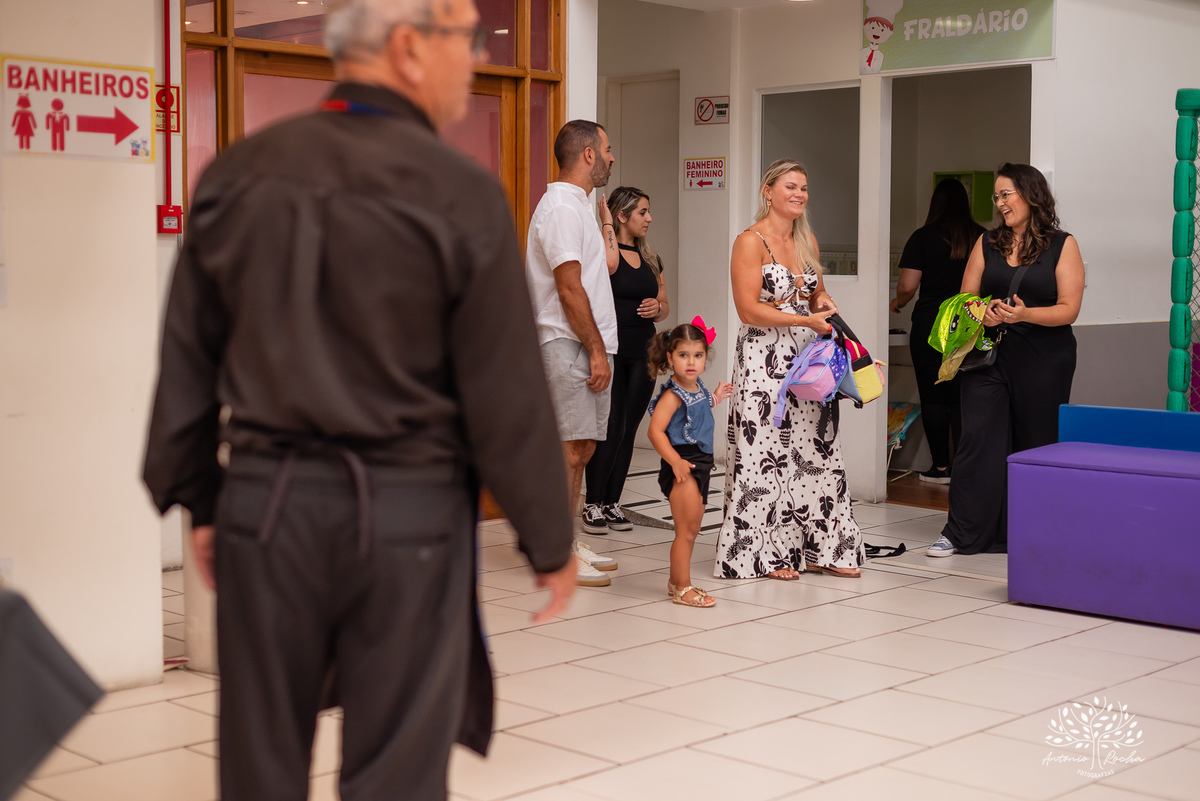 festa infantil - aniversário - fotografia de família - dinossauros - diversão - irmãos - celebração - alegria - Prof. Tiago - música ao vivo - decoração temática - fotografia profissional - lembranças inesquecíveis - Antonio Rocha fotografias - Pelotas