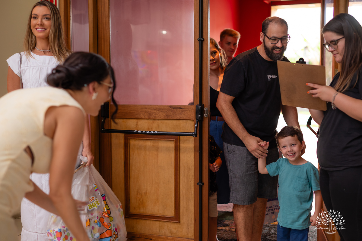 festa infantil - aniversário - fotografia de família - dinossauros - diversão - irmãos - celebração - alegria - Prof. Tiago - música ao vivo - decoração temática - fotografia profissional - lembranças inesquecíveis - Antonio Rocha fotografias - Pelotas