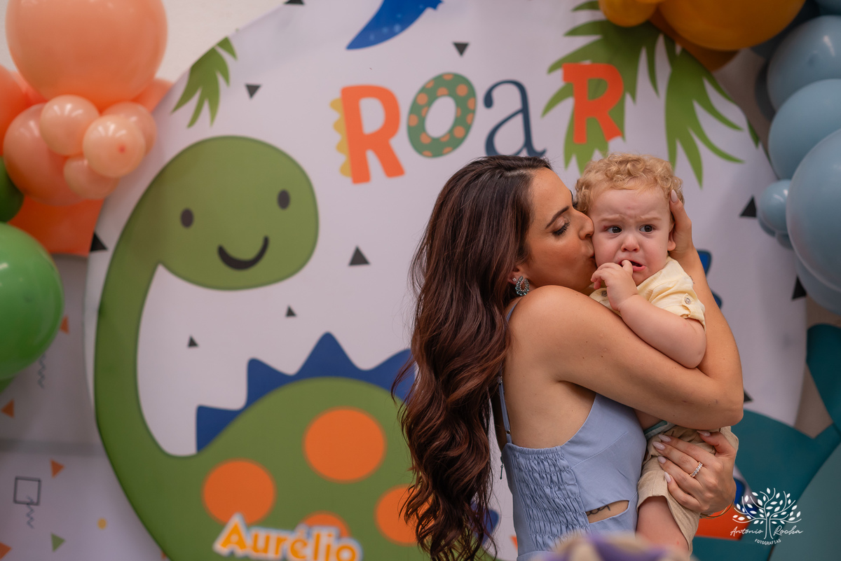 festa infantil - aniversário - fotografia de família - dinossauros - diversão - irmãos - celebração - alegria - Prof. Tiago - música ao vivo - decoração temática - fotografia profissional - lembranças inesquecíveis - Antonio Rocha fotografias - Pelotas