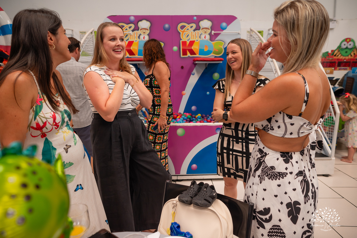 festa infantil - aniversário - fotografia de família - dinossauros - diversão - irmãos - celebração - alegria - Prof. Tiago - música ao vivo - decoração temática - fotografia profissional - lembranças inesquecíveis - Antonio Rocha fotografias - Pelotas