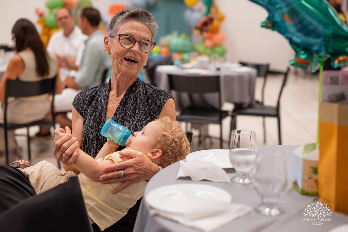 festa infantil - aniversário - fotografia de família - dinossauros - diversão - irmãos - celebração - alegria - Prof. Tiago - música ao vivo - decoração temática - fotografia profissional - lembranças inesquecíveis - Antonio Rocha fotografias - Pelotas