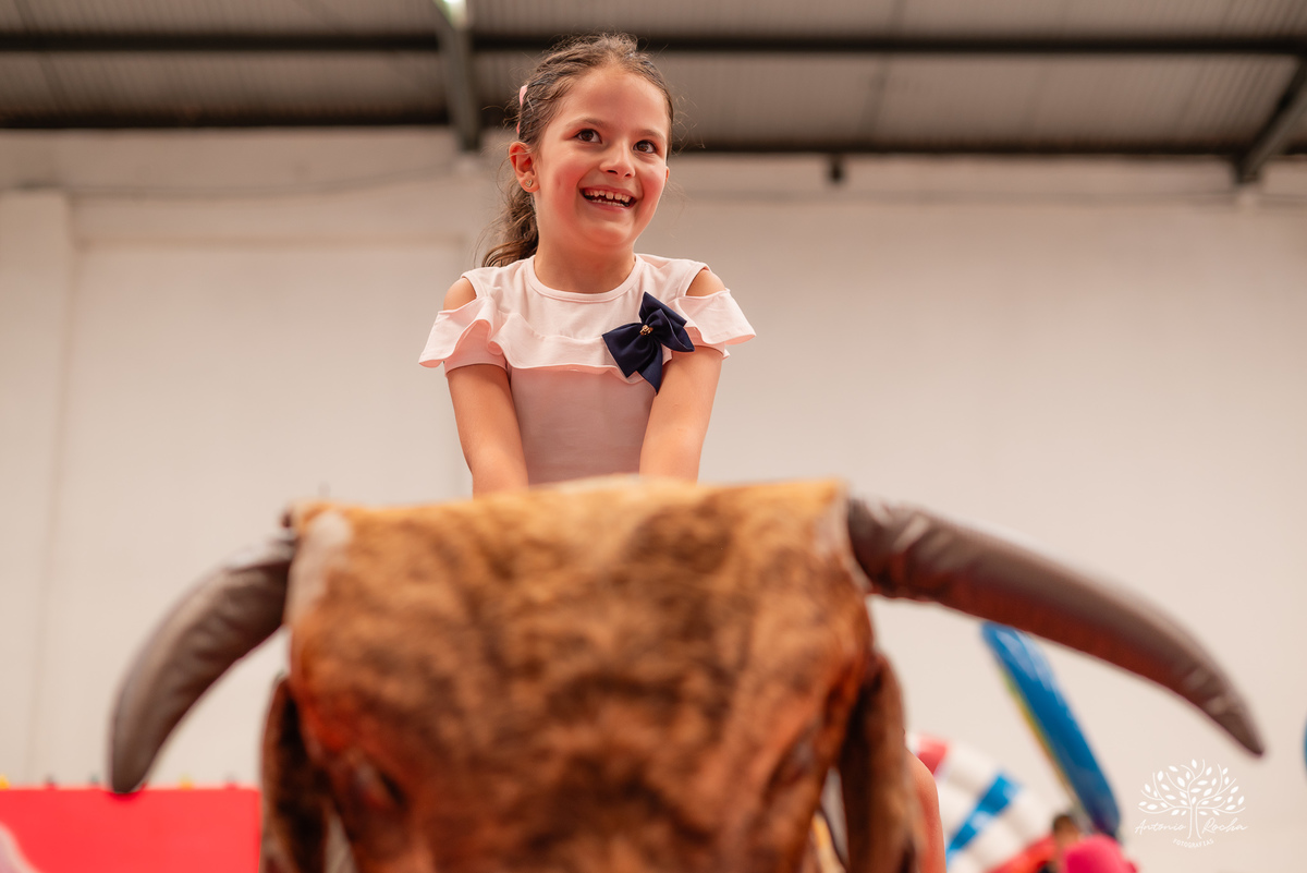 festa infantil - aniversário - fotografia de família - dinossauros - diversão - irmãos - celebração - alegria - Prof. Tiago - música ao vivo - decoração temática - fotografia profissional - lembranças inesquecíveis - Antonio Rocha fotografias - Pelotas