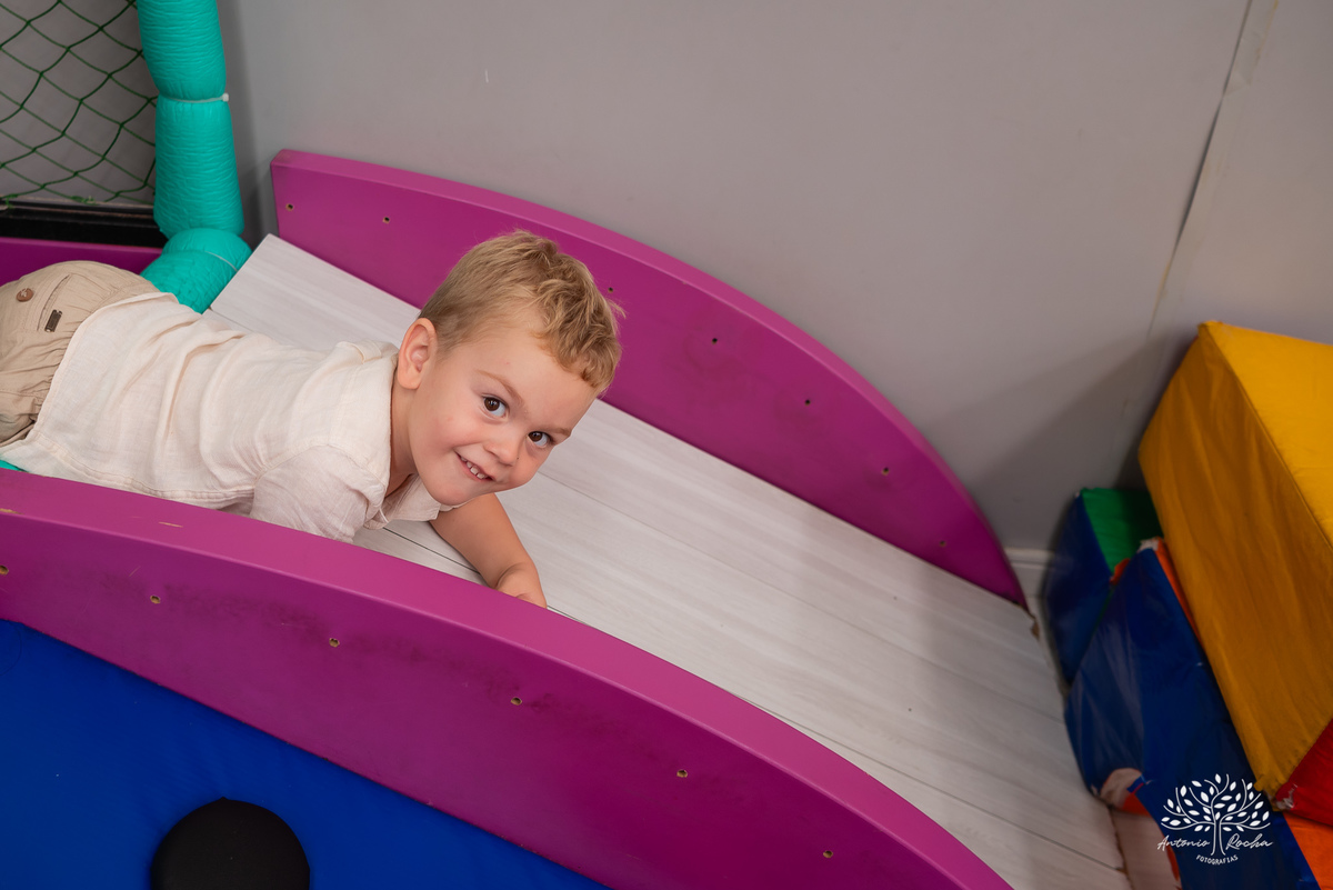 festa infantil - aniversário - fotografia de família - dinossauros - diversão - irmãos - celebração - alegria - Prof. Tiago - música ao vivo - decoração temática - fotografia profissional - lembranças inesquecíveis - Antonio Rocha fotografias - Pelotas