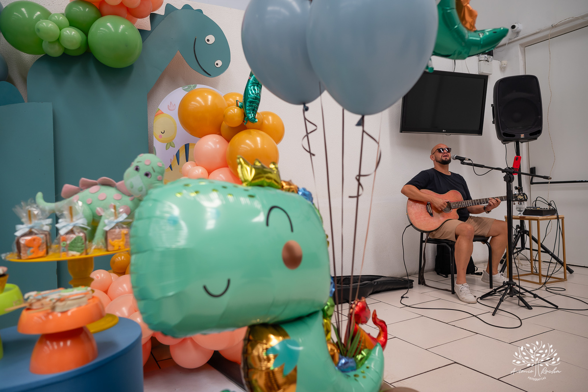 festa infantil - aniversário - fotografia de família - dinossauros - diversão - irmãos - celebração - alegria - Prof. Tiago - música ao vivo - decoração temática - fotografia profissional - lembranças inesquecíveis - Antonio Rocha fotografias - Pelotas