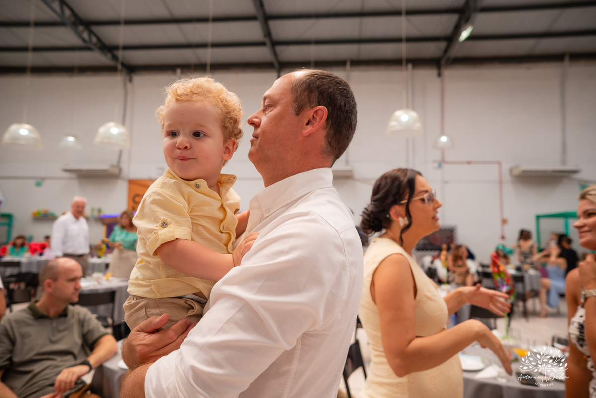 festa infantil - aniversário - fotografia de família - dinossauros - diversão - irmãos - celebração - alegria - Prof. Tiago - música ao vivo - decoração temática - fotografia profissional - lembranças inesquecíveis - Antonio Rocha fotografias - Pelotas