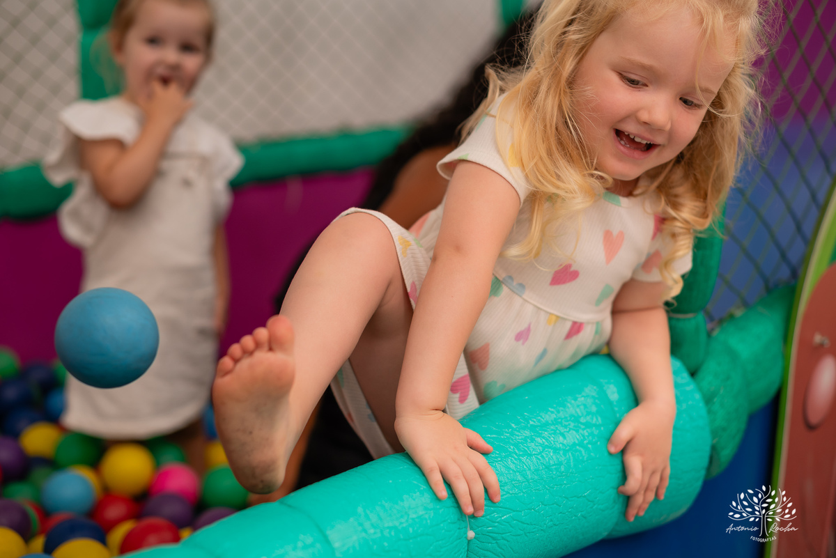 festa infantil - aniversário - fotografia de família - dinossauros - diversão - irmãos - celebração - alegria - Prof. Tiago - música ao vivo - decoração temática - fotografia profissional - lembranças inesquecíveis - Antonio Rocha fotografias - Pelotas