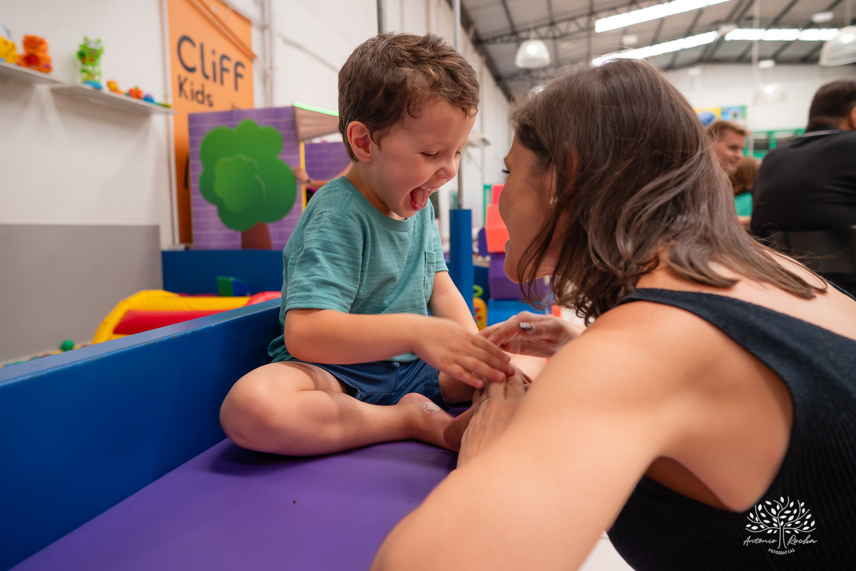festa infantil - aniversário - fotografia de família - dinossauros - diversão - irmãos - celebração - alegria - Prof. Tiago - música ao vivo - decoração temática - fotografia profissional - lembranças inesquecíveis - Antonio Rocha fotografias - Pelotas