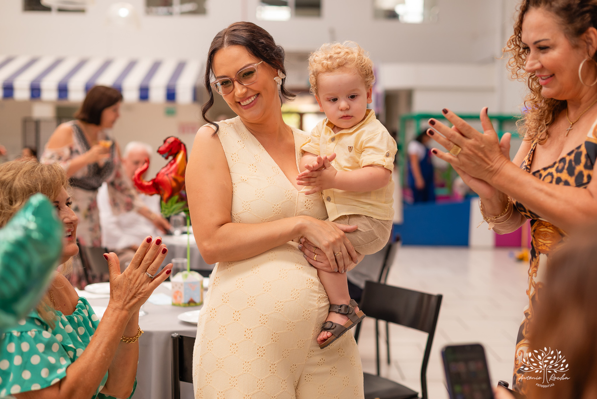 festa infantil - aniversário - fotografia de família - dinossauros - diversão - irmãos - celebração - alegria - Prof. Tiago - música ao vivo - decoração temática - fotografia profissional - lembranças inesquecíveis - Antonio Rocha fotografias - Pelotas